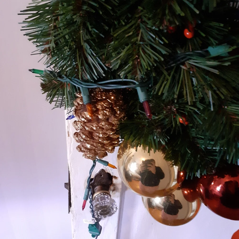 Large realistic door wreath w/ working lights and ornaments